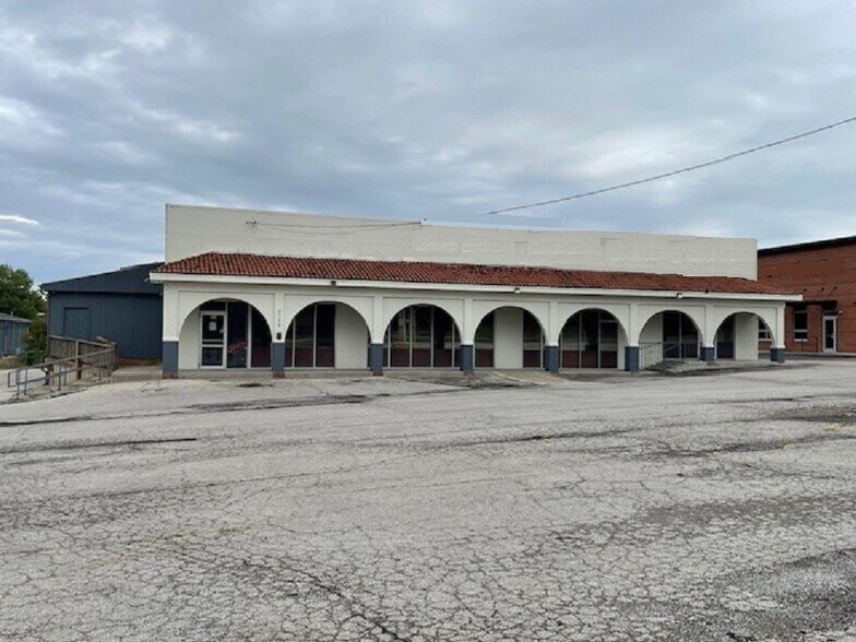 Primary Photo Of 2715 N Belt Hwy, Saint Joseph Freestanding For Lease