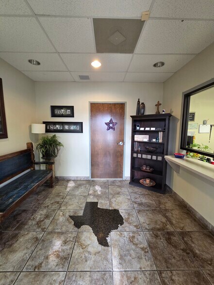 More Photos Of 2727 N St Marys St, San Antonio Service For Sale