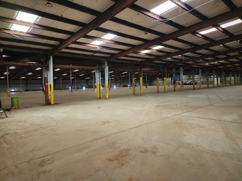 More Photos Of 7301 Victory Blvd, Newport Warehouse For Sale