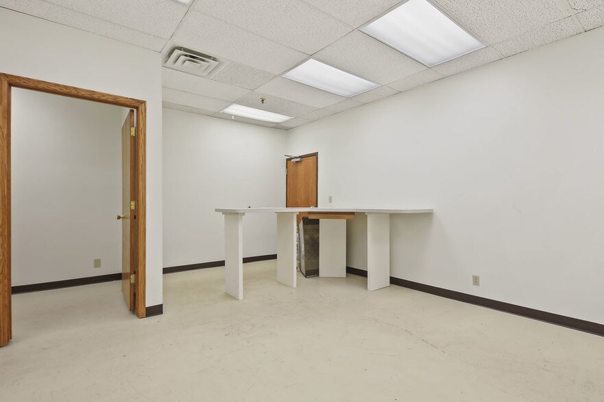 More Photos Of 110-114 S Rum River Dr, Princeton General Retail For Lease