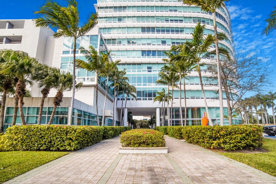 More Photos Of 20900 NE 30th Ave, Aventura Office Residential For Lease