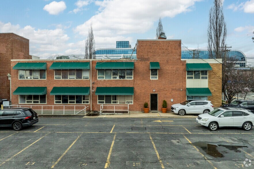 More Photos Of 220 Old Country Rd, Mineola Office For Lease