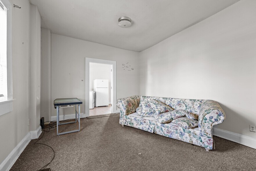 More Photos Of 421 Vine St, Eden Hotel For Sale