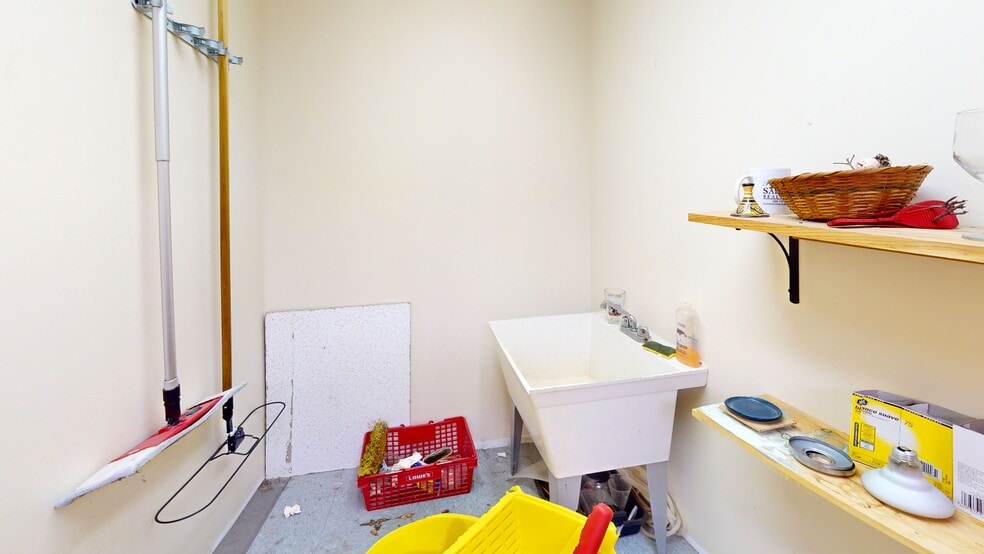 More Photos Of 198 Londonderry Tpke, Hooksett Light Distribution For Lease