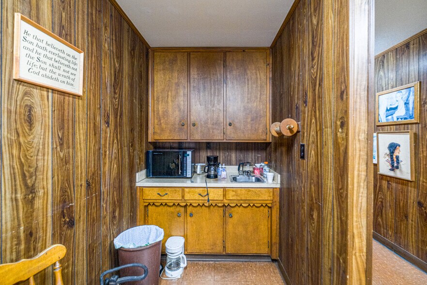 More Photos Of 100 Hopkinsville St, Russellville Freestanding For Sale