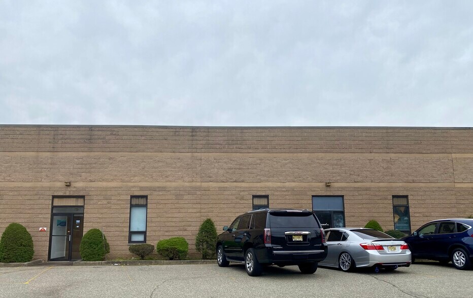 More Photos Of 152 Veterans Dr, Northvale Warehouse For Lease