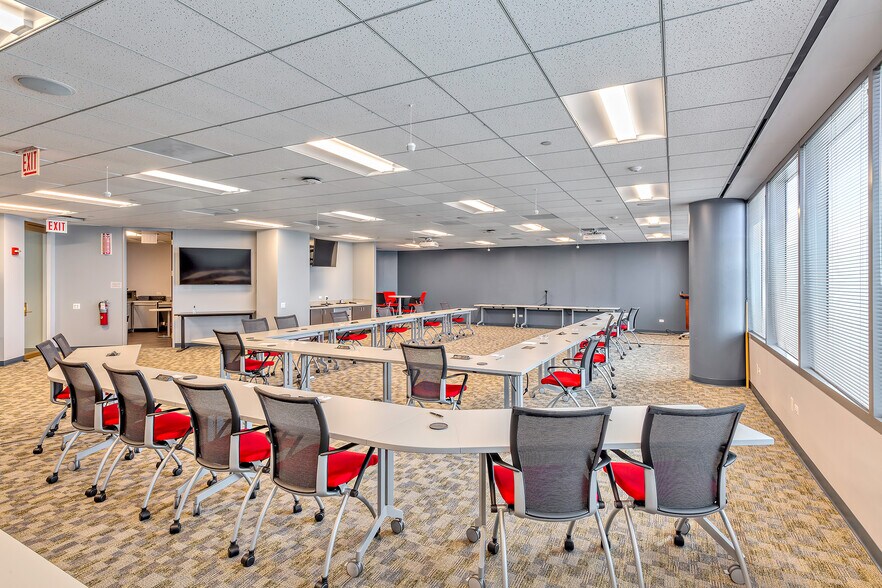 More Photos Of 25 NW Point Blvd, Elk Grove Village Office For Lease