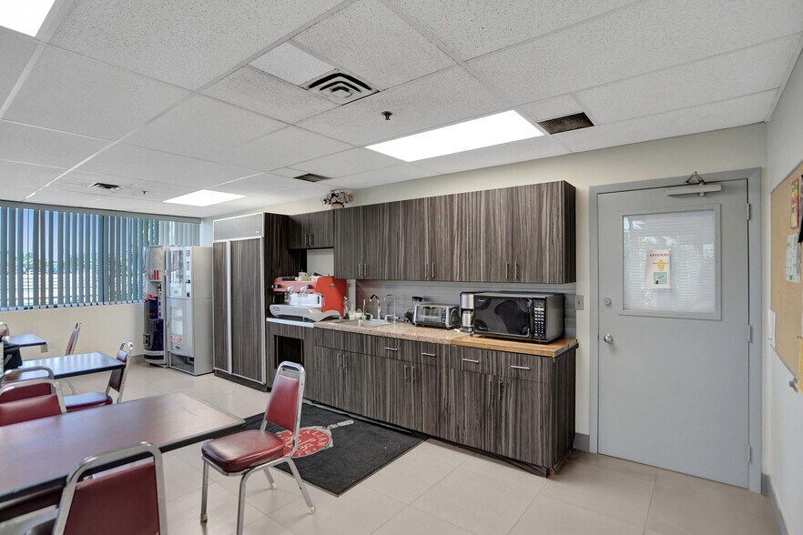 More Photos Of 2870 Stirling Rd, Hollywood Light Distribution For Sale