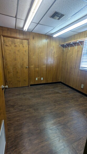 More Photos Of 2940 S WW White Rd, San Antonio Service For Lease