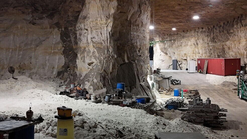 More Photos Of 20 Cave Industrial dr, Crystal City Industrial For Sale