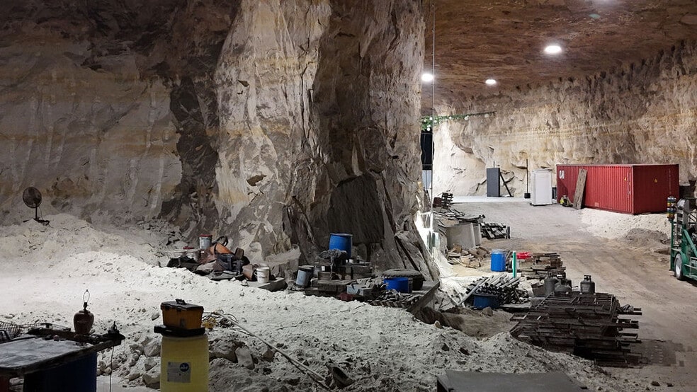 More Photos Of 20 Cave Industrial dr, Crystal City Industrial For Lease