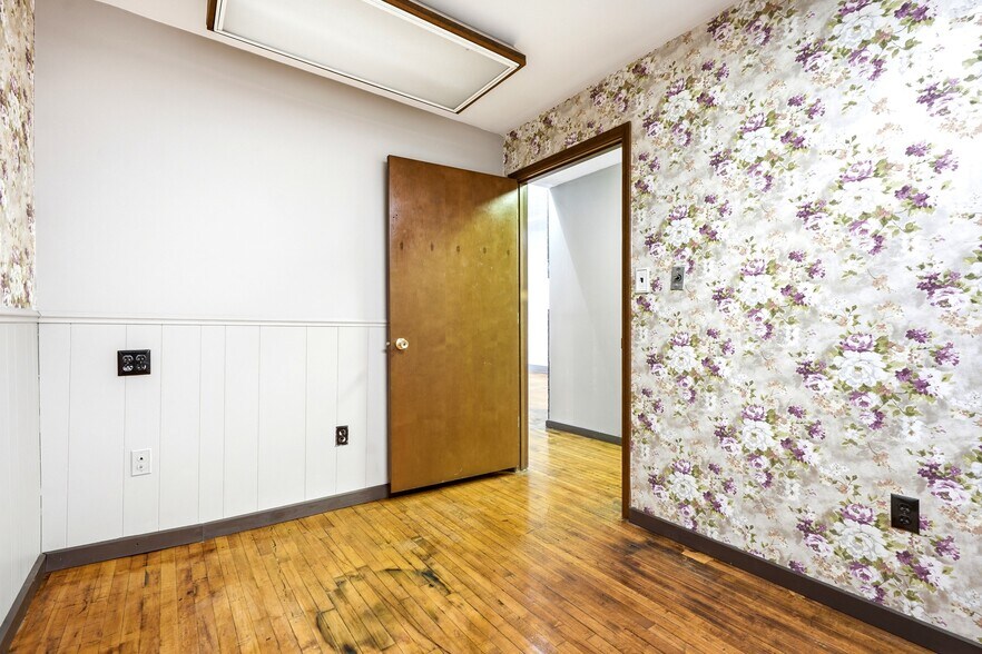More Photos Of 106 N Orange St, Albion Storefront For Sale