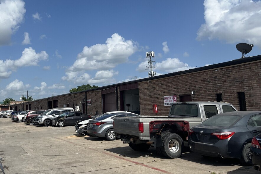 More Photos Of 6811 Baneway Dr, Houston Flex For Lease