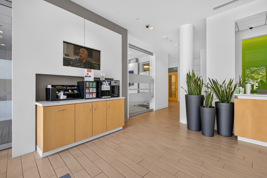 More Photos Of 18825 33rd Ave W, Lynnwood Office For Sale