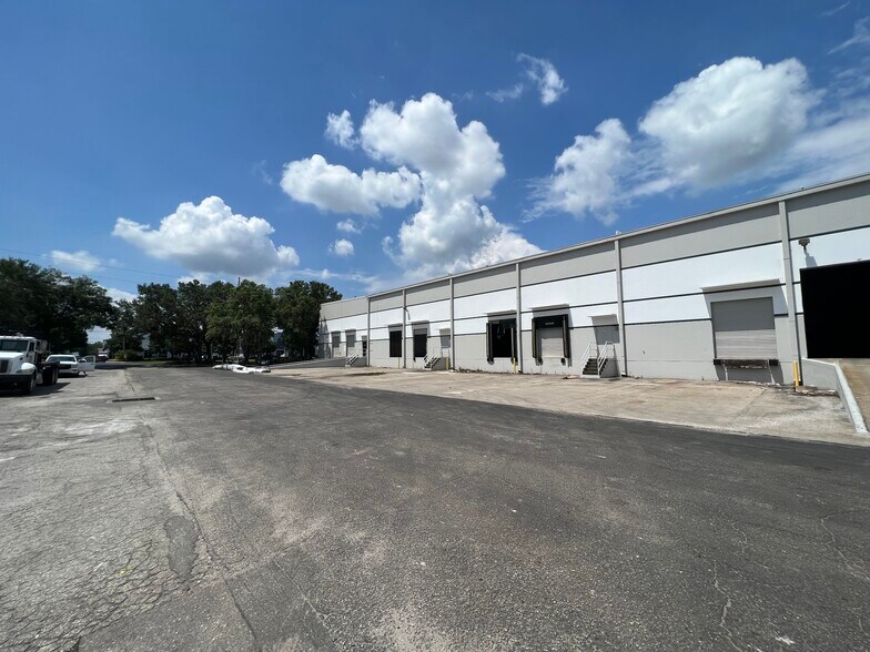 More Photos Of 9208 Palm River Rd, Tampa Warehouse For Lease