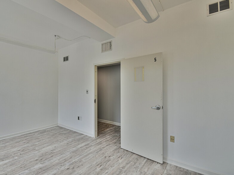 More Photos Of 2300 N Pershing Dr, Arlington Medical For Lease