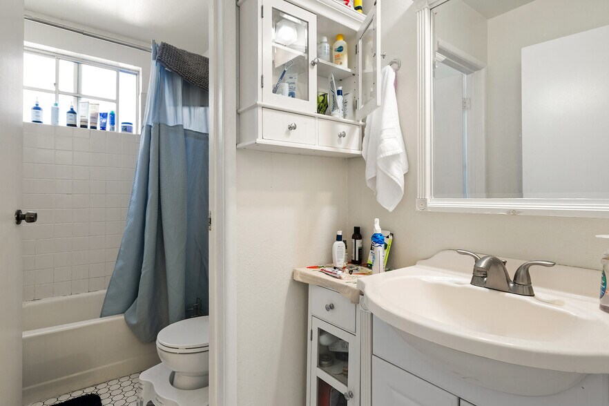 More Photos Of 960 Micheltorena St, Los Angeles Apartments For Sale