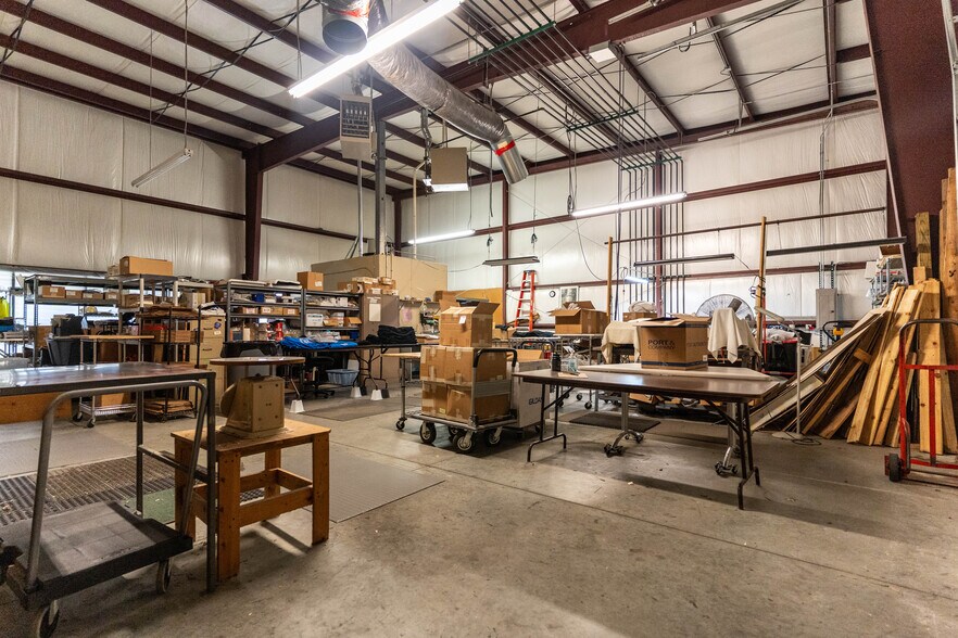 More Photos Of 800 Creekside Dr, Gardner Showroom For Sale