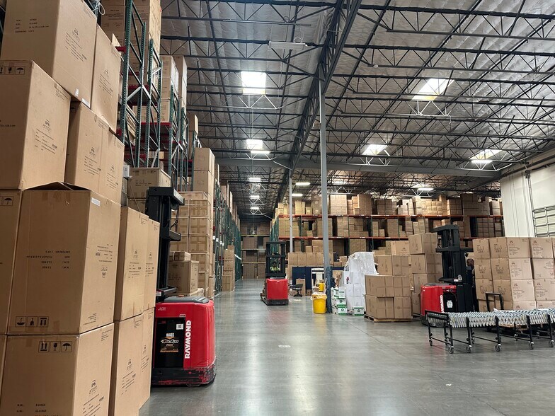 More Photos Of 28939-28945 Avenue Williams, Valencia Warehouse For Lease