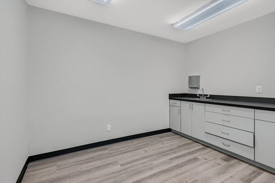 More Photos Of 815 Pecan Grove Rd E, Sherman Medical For Sale