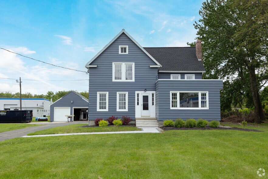 More Photos Of 267 Wolf Rd, Latham Office For Lease