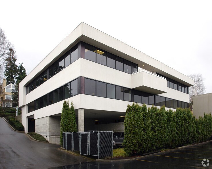 More Photos Of 5555 Lakeview Dr, Kirkland Office For Lease