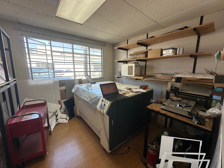 More Photos Of 400-402 W Chevy Chase Dr, Glendale Manufacturing For Lease