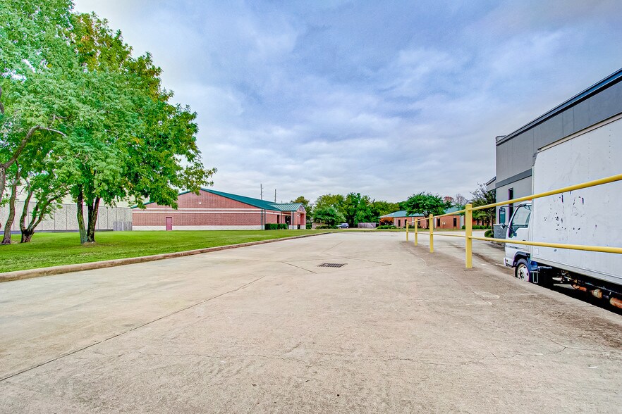 More Photos Of 7102 Glen Chase Ct, Houston Office For Sale