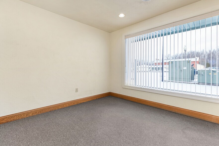 More Photos Of 111 W North Water St, New London Office For Lease