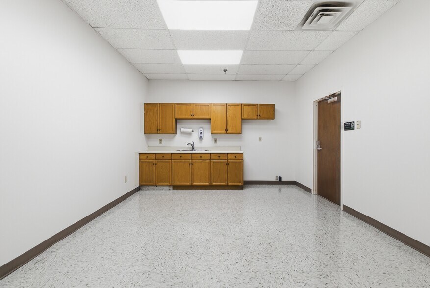 More Photos Of 104-176 Cude Ln, Madison Medical For Lease