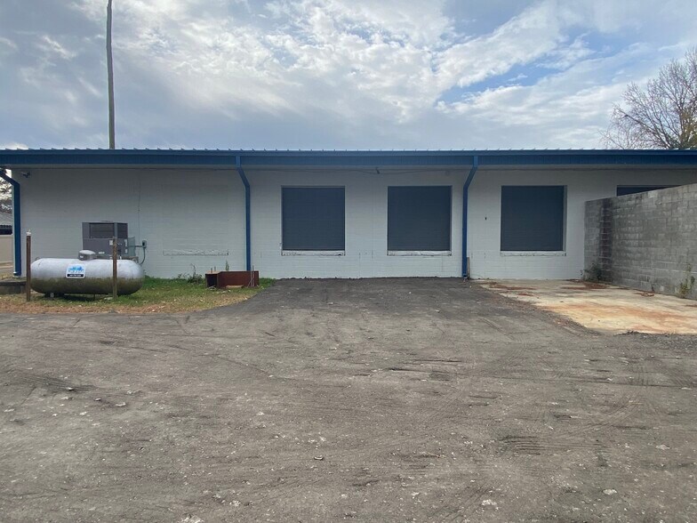 More Photos Of 1411 Grantham St, Goldsboro Light Distribution For Lease