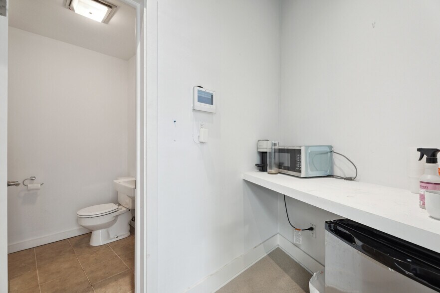 More Photos Of 53 The Circle, East Hampton Storefront For Sale