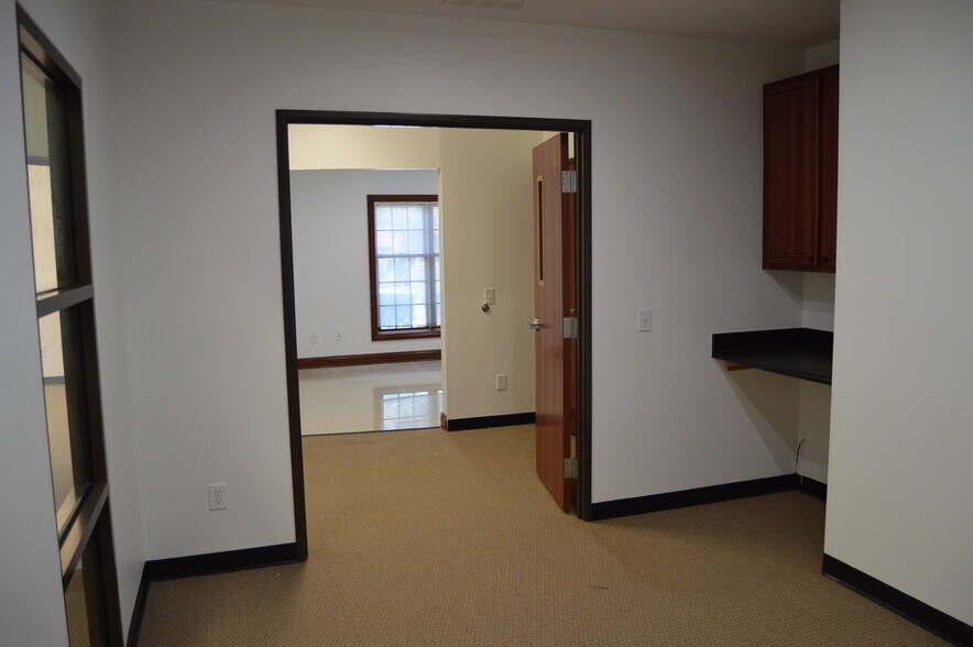 More Photos Of 128 County Line Rd, Westerville Office For Lease