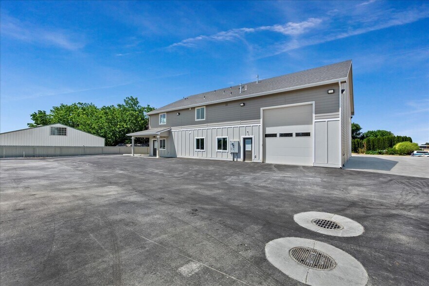 More Photos Of 225 N Happy Valley Rd, Nampa Warehouse For Lease