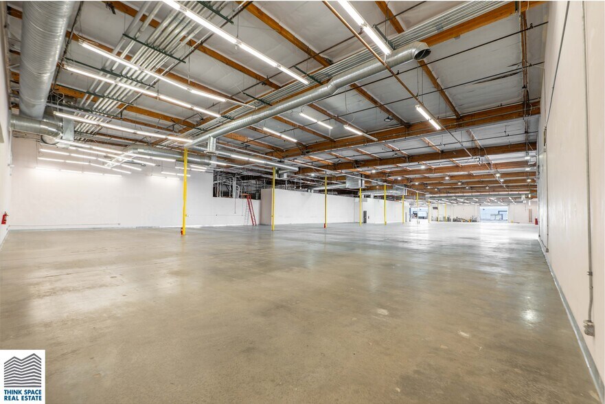 More Photos Of 9419 Mason Ave, Chatsworth Manufacturing For Lease