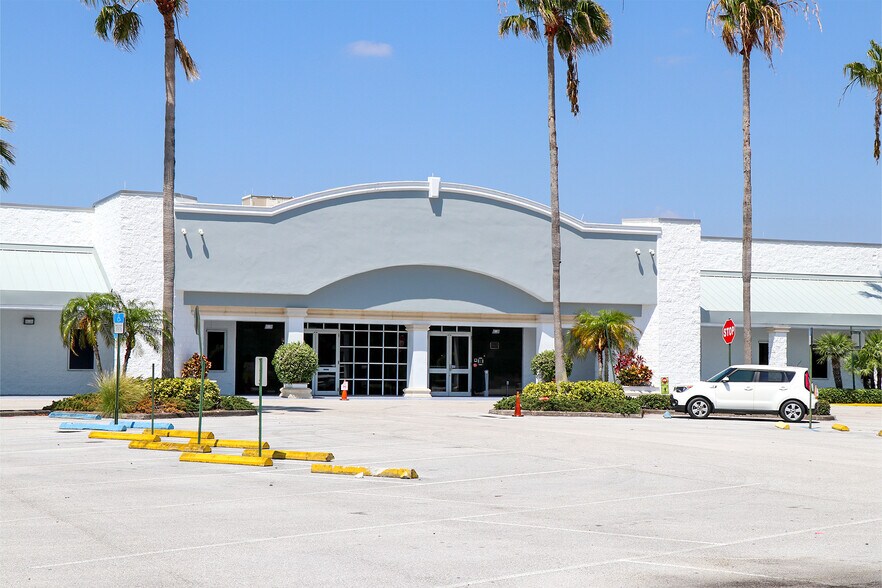 More Photos Of 10045 S US Highway 1, Port Saint Lucie General Retail For Lease