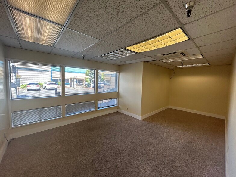 More Photos Of 360-378 Upland Dr, Tukwila Warehouse For Sale