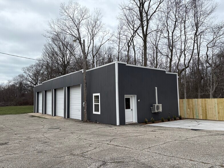More Photos Of 01821 73rd St, South Haven Warehouse For Lease