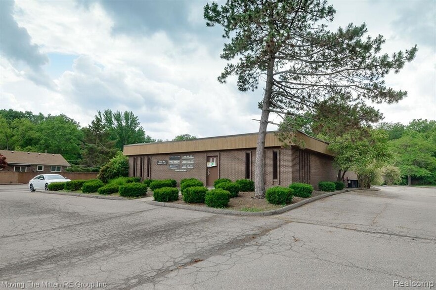 Primary Photo Of 10533-10535 Farmington Rd, Livonia Medical For Lease