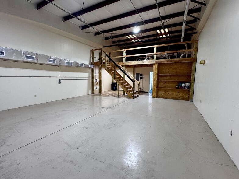 More Photos Of 8251-8259 Blaikie Ct, Sarasota Light Manufacturing For Lease