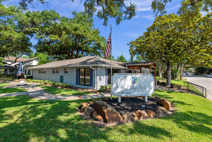 More Photos Of 1001 Avenue B, Katy Storefront Retail Office For Lease