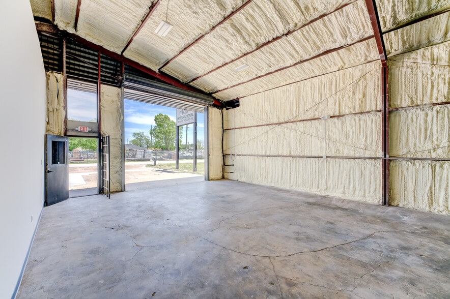 More Photos Of 10215 Papalote St, Houston Showroom For Lease