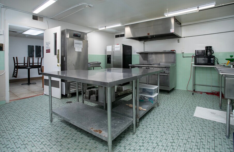 More Photos Of 707 N Waldrip St, Grand Saline Hospital For Lease