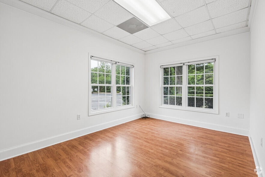 More Photos Of 1290 Kennestone Cir, Marietta Unknown For Lease