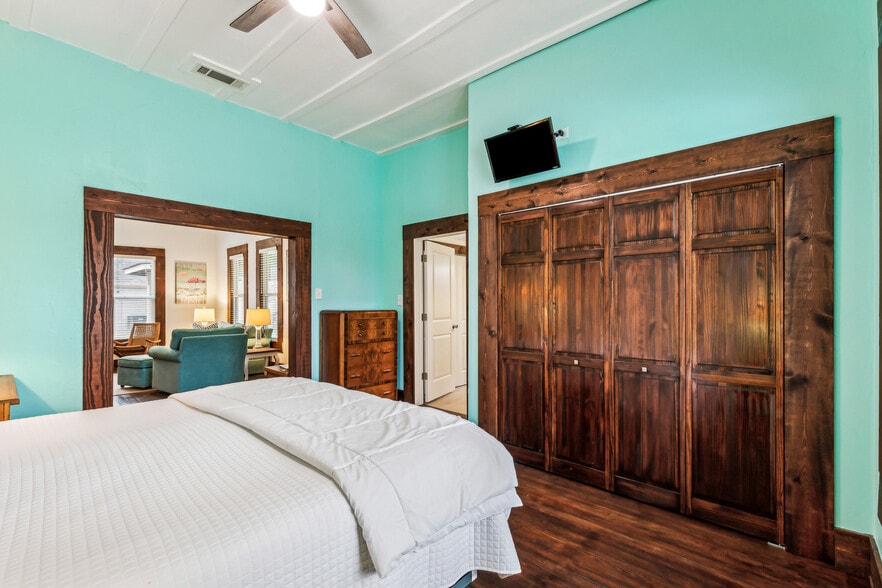 More Photos Of 512 N Travis St, Granbury Hospitality For Sale