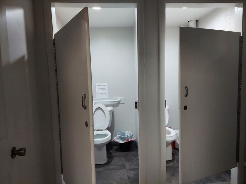 More Photos Of 207 N Brewer St, Paris Storefront Retail Office For Lease