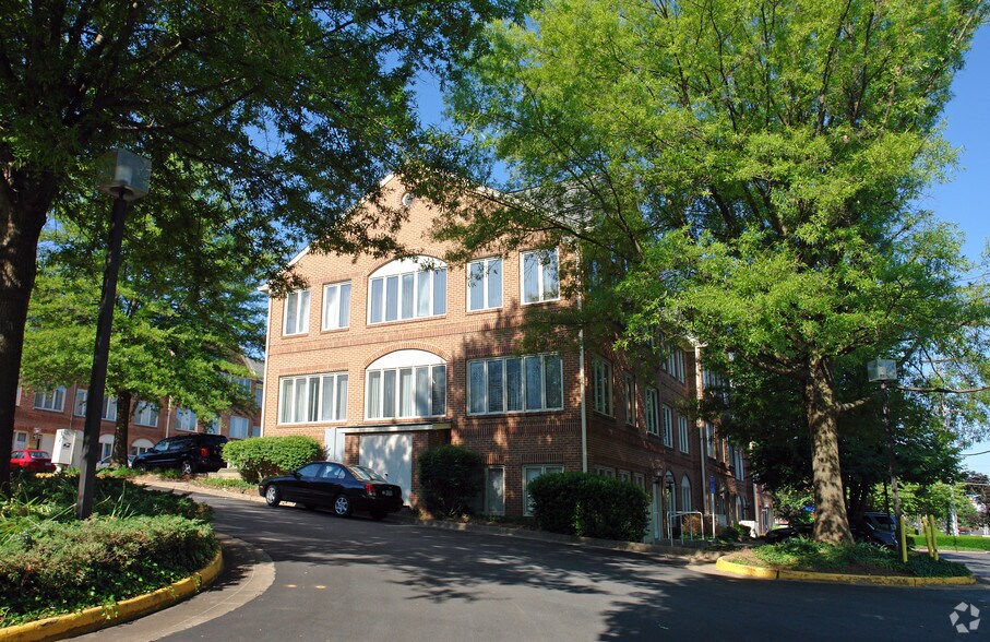 More Photos Of 3601-3605 Chain Bridge Rd, Fairfax Office For Lease