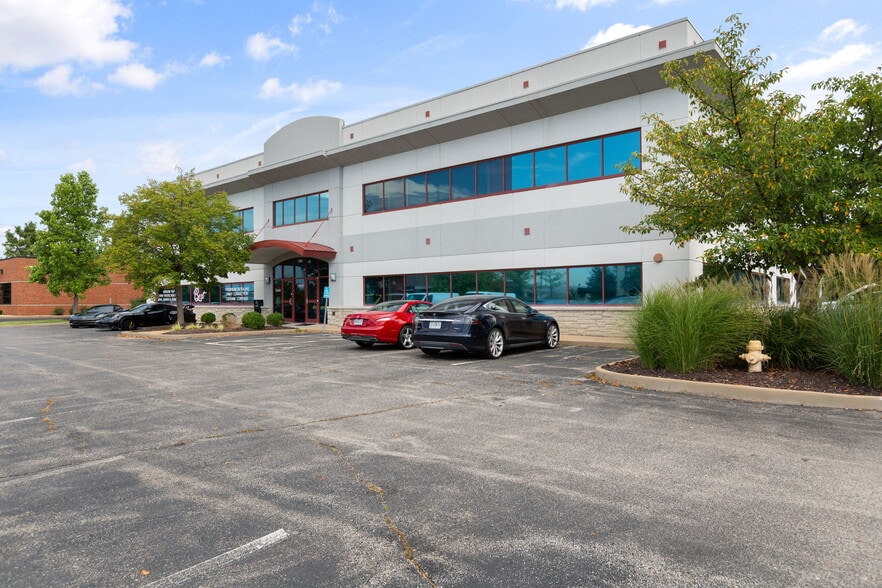 More Photos Of 17813 Edison Ave, Chesterfield Showroom For Lease