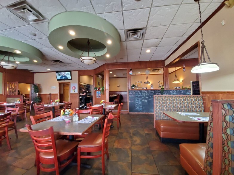 More Photos Of 1027 Sheffield Ave, Dyer Restaurant For Sale