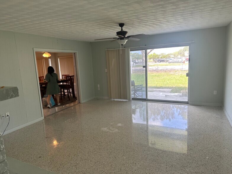 More Photos Of 3111 26th St W, Bradenton Flex For Sale